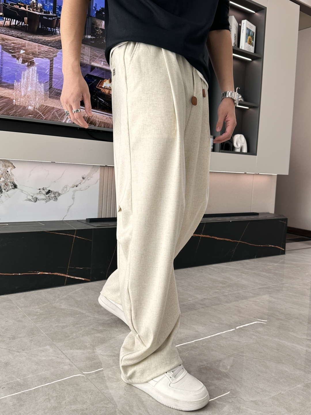 Loewe 2025秋冬最新休闲裤 潮人必备 版型超赞，能很好的修复各种腿型，非常个性！柔软排汗，舒适度