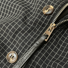 LOEWE格纹夹克:复古与现代的碰撞在时尚的轮回中,格纹元素从未缺席,而LOEWE这款格纹夹克,更是将经 LOEWE格纹夹克:复古与现代的碰撞在时尚的轮回中,格纹元素从未缺席,而LOEWE这款格纹夹克,更是将经