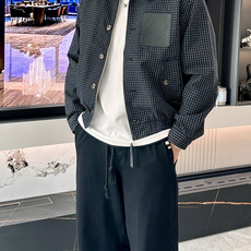 LOEWE格纹夹克:复古与现代的碰撞在时尚的轮回中,格纹元素从未缺席,而LOEWE这款格纹夹克,更是将经 LOEWE格纹夹克:复古与现代的碰撞在时尚的轮回中,格纹元素从未缺席,而LOEWE这款格纹夹克,更是将经