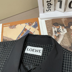 LOEWE格纹夹克:复古与现代的碰撞在时尚的轮回中,格纹元素从未缺席,而LOEWE这款格纹夹克,更是将经 LOEWE格纹夹克:复古与现代的碰撞在时尚的轮回中,格纹元素从未缺席,而LOEWE这款格纹夹克,更是将经