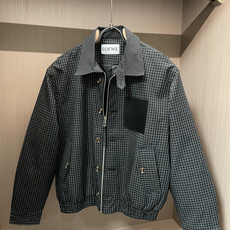 LOEWE格纹夹克:复古与现代的碰撞在时尚的轮回中,格纹元素从未缺席,而LOEWE这款格纹夹克,更是将经 LOEWE格纹夹克:复古与现代的碰撞在时尚的轮回中,格纹元素从未缺席,而LOEWE这款格纹夹克,更是将经