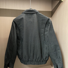 LOEWE格纹夹克:复古与现代的碰撞在时尚的轮回中,格纹元素从未缺席,而LOEWE这款格纹夹克,更是将经 LOEWE格纹夹克:复古与现代的碰撞在时尚的轮回中,格纹元素从未缺席,而LOEWE这款格纹夹克,更是将经