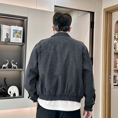 LOEWE格纹夹克:复古与现代的碰撞在时尚的轮回中,格纹元素从未缺席,而LOEWE这款格纹夹克,更是将经 LOEWE格纹夹克:复古与现代的碰撞在时尚的轮回中,格纹元素从未缺席,而LOEWE这款格纹夹克,更是将经