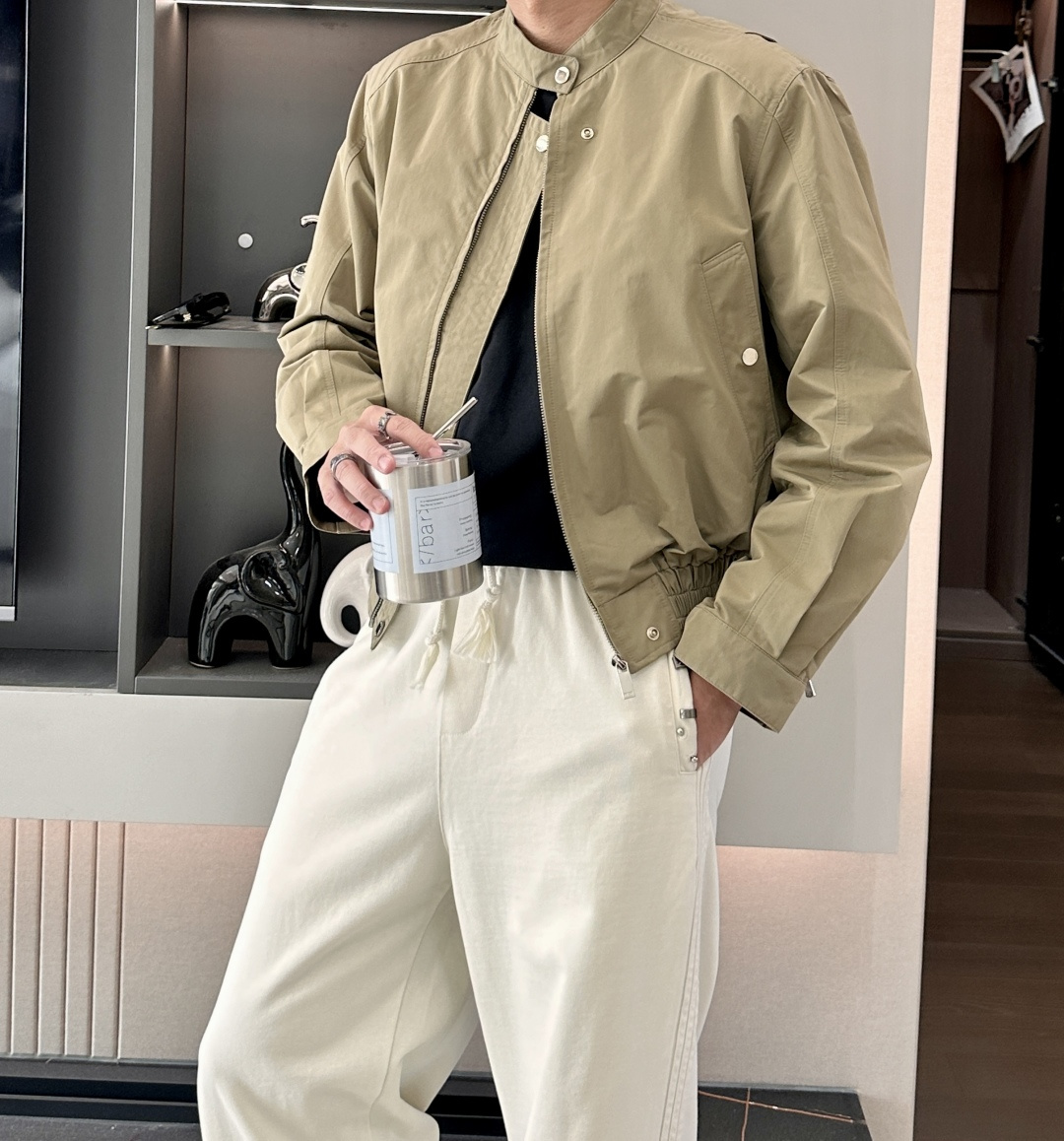 Dior 2025早秋系列飞行员夹克：经典与现代的碰撞核心设计亮点本季Dior飞行员夹克以卡其色为主调，