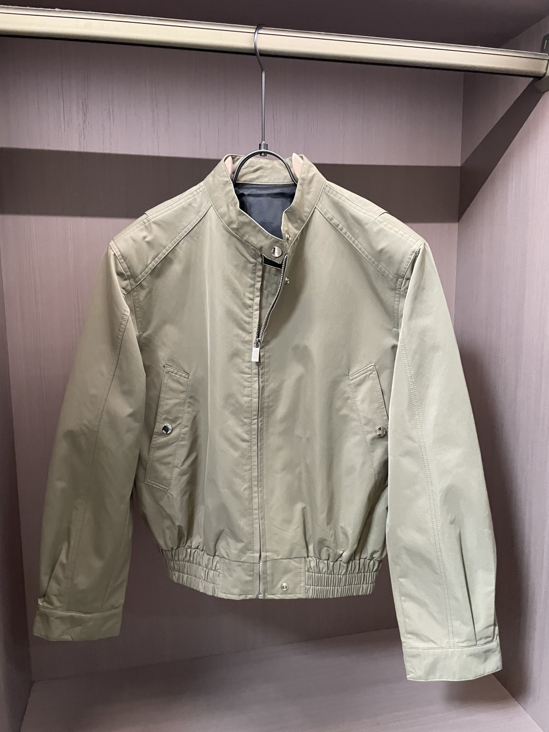 Dior 2025早秋系列飞行员夹克：经典与现代的碰撞核心设计亮点本季Dior飞行员夹克以卡其色为主调，