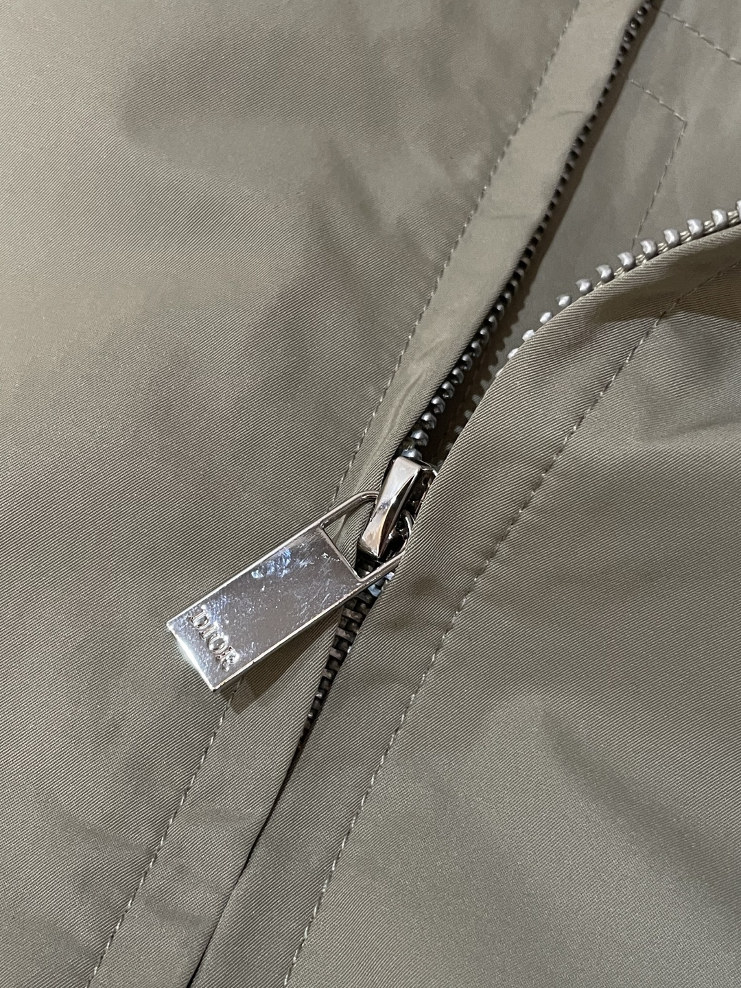 Dior 2025早秋系列飞行员夹克：经典与现代的碰撞核心设计亮点本季Dior飞行员夹克以卡其色为主调，