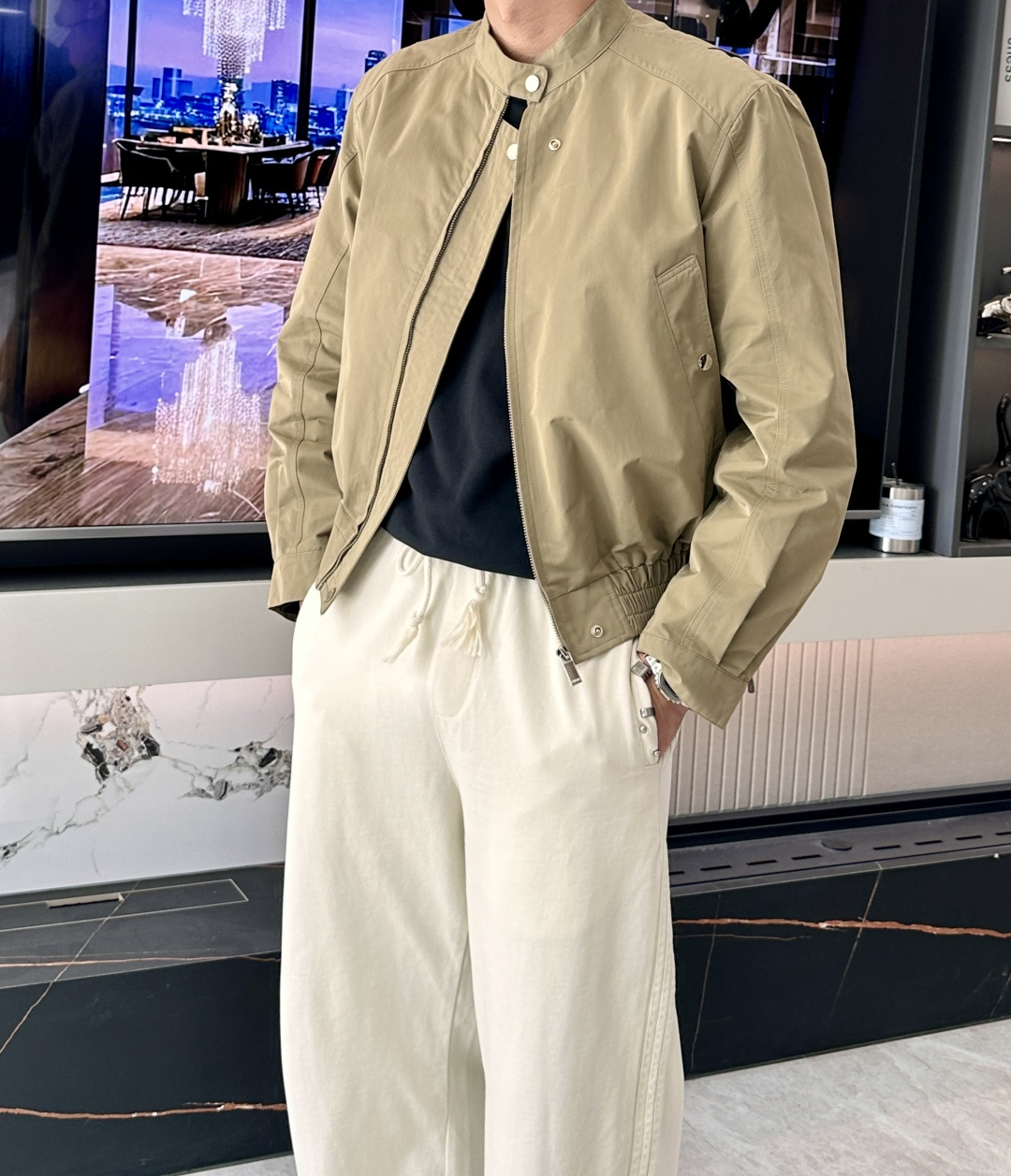 NO:541262,Dior 2025 Early Autumn Series bomber jacket collision between classic and modern Core design highlights This season's Dior bomber jacket is mainly khaki and uses high-density nylon blend fabric to achieve 360° wind-resistant performance while maintaining a crisp fit. The standing collar design combines hidden windproof sheets, and the hem drawstring system can be adjusted freely according to the body shape, taking into account the functionality and styling. The brand's iconic embroidery on the back uses a special color-mixed yarn process, which presents a gradient effect under different lights, breaking the monotony of the traditional logo. Process details Bidirectional metal zippers are paired with hidden snaps to ensure the sealing in extreme weather Laser cutting breathable holes are processed through seamless hot pressing to maintain the overall waterproofness The lining is made of 80 high-stranded cotton, which is soft and anti-static  This season, the creative director draws inspiration from the pilot uniforms of World War II and reinterprets the classic silhouette through modern technology. The color-mixed yarn process used for back embroidery took three years to develop. Each jacket needs to undergo 12 quality inspection processes to ensure that the embroidery pattern remains in full shape after 50 washes. Size m-xxl,,dior,jackets & coats,alexander wang19860909Dior 2025早秋系列飞行员夹克经典与现代的碰撞 核心设计亮点 本季Dior飞行员夹克以卡其色为主调,采用高密度尼龙混纺面料,在保持挺括版型的同时实现360°无死角抗风性能.立领设计融合隐藏式防风片,下摆抽绳系统可根据体型自由调节,兼顾功能性与造型感.背部的品牌标志性刺绣采用特殊混色纱线工艺,在不同光线下呈现渐变效果,打破传统logo的单调性. 工艺细节 双向金属拉链搭配隐藏式按扣,确保极端天气下的密闭性 腋下激光切割透气孔,通过热压无缝工艺处理,保持整体防水性 内衬采用80支高支棉,触感柔软且防静电 本季创意总监从二战飞行员制服中汲取灵感,通过现代技术重新演绎经典廓形.背部刺绣采用的混色纱线工艺耗时三年研发,每件夹克需经过12道质检工序,确保刺绣图案在50次洗涤后仍保持完整形态. 尺码m-xxl,,dior,jackets & coats,alexander wang,Men's clothing