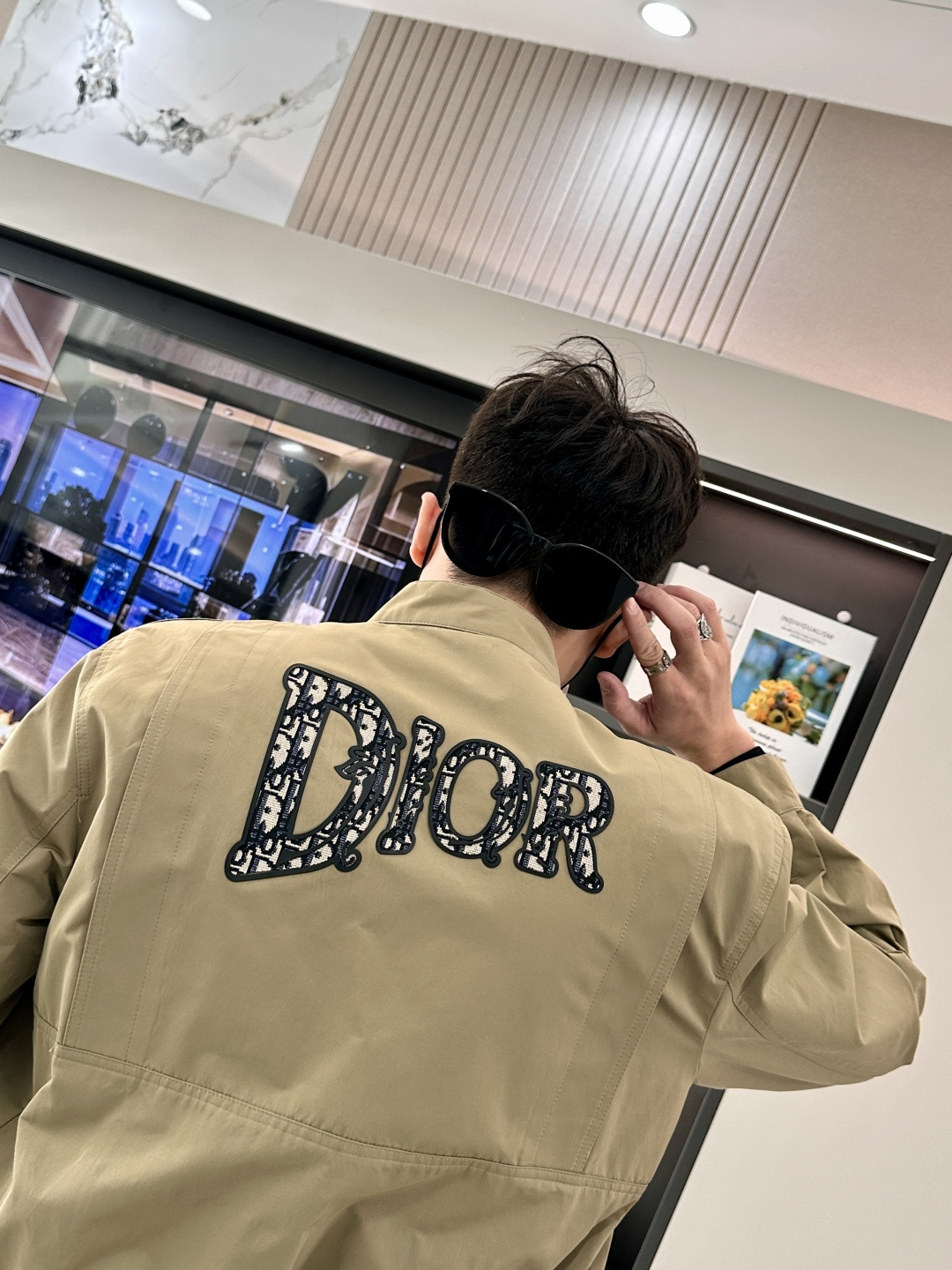 Dior 2025早秋系列飞行员夹克：经典与现代的碰撞核心设计亮点本季Dior飞行员夹克以卡其色为主调，