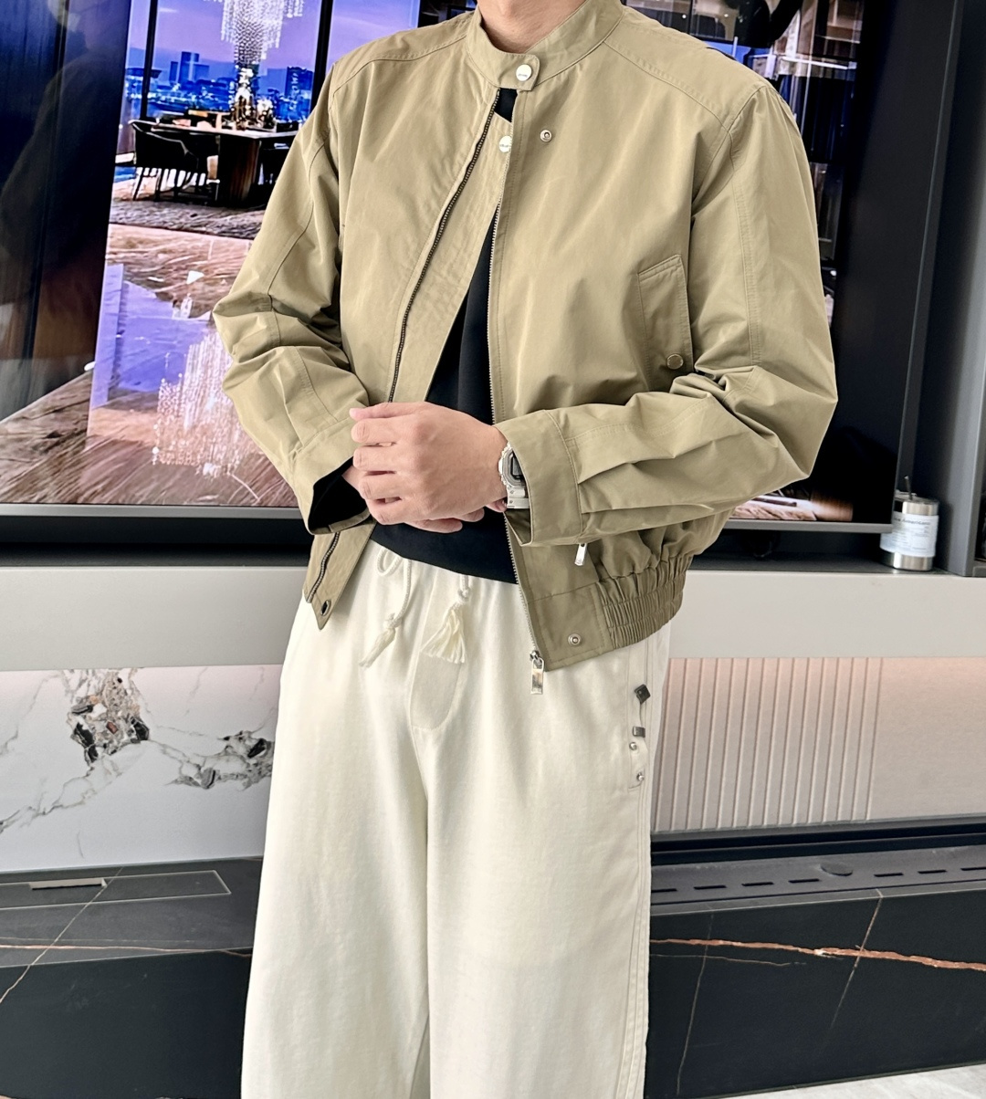 Dior 2025早秋系列飞行员夹克：经典与现代的碰撞核心设计亮点本季Dior飞行员夹克以卡其色为主调，