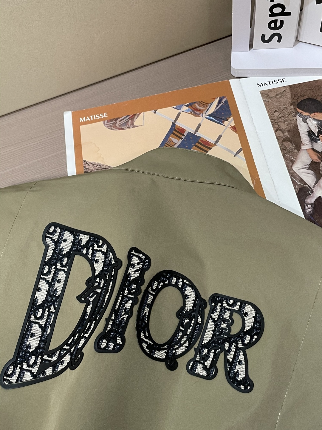 Dior 2025早秋系列飞行员夹克：经典与现代的碰撞核心设计亮点本季Dior飞行员夹克以卡其色为主调，
