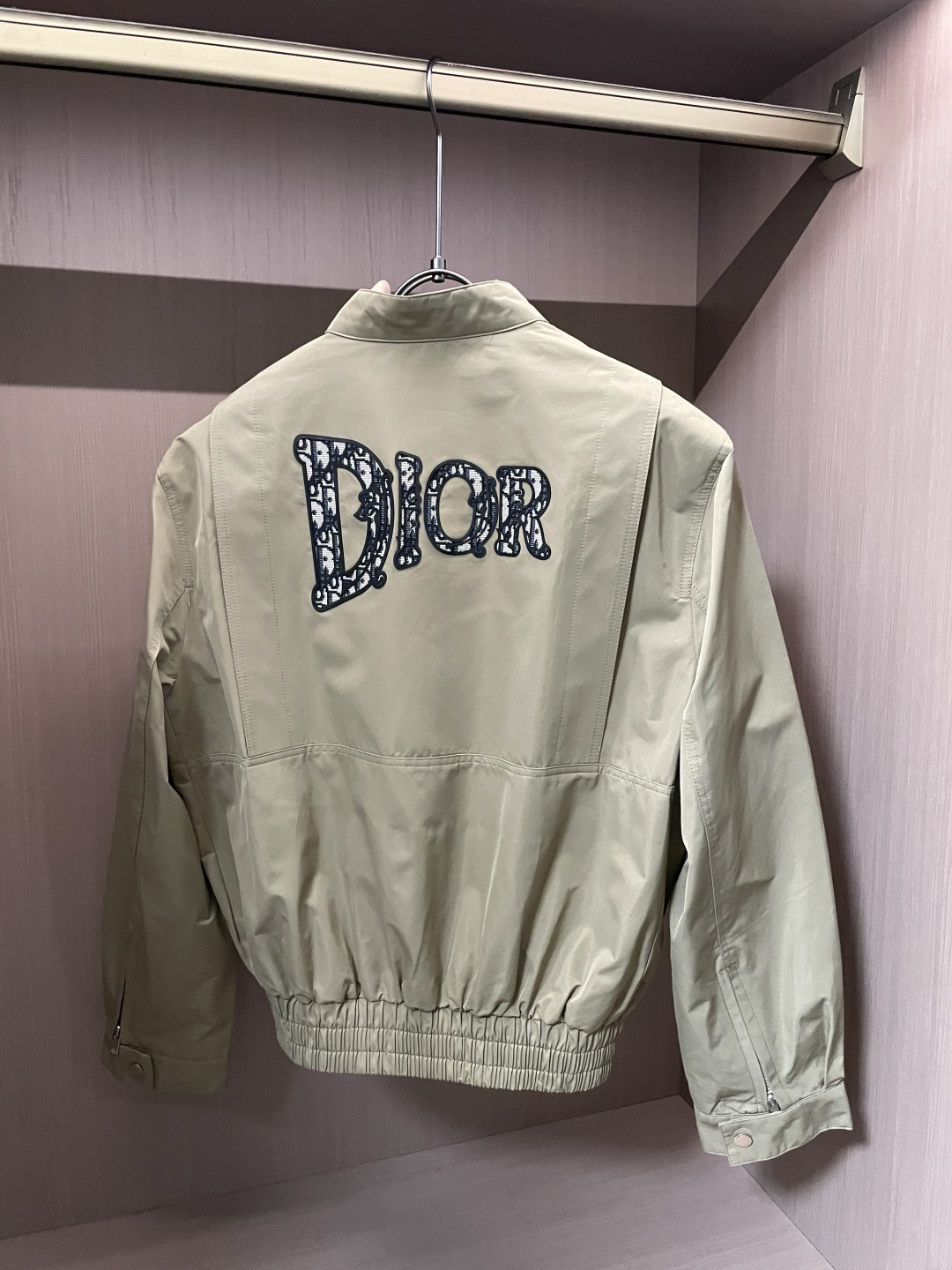 Dior 2025早秋系列飞行员夹克：经典与现代的碰撞核心设计亮点本季Dior飞行员夹克以卡其色为主调，