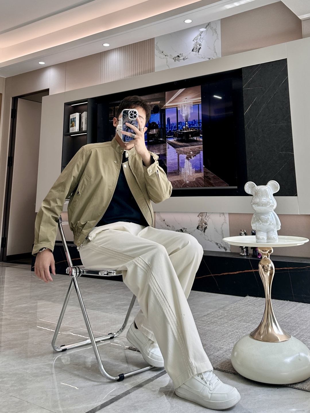Dior 2025早秋系列飞行员夹克：经典与现代的碰撞核心设计亮点本季Dior飞行员夹克以卡其色为主调，