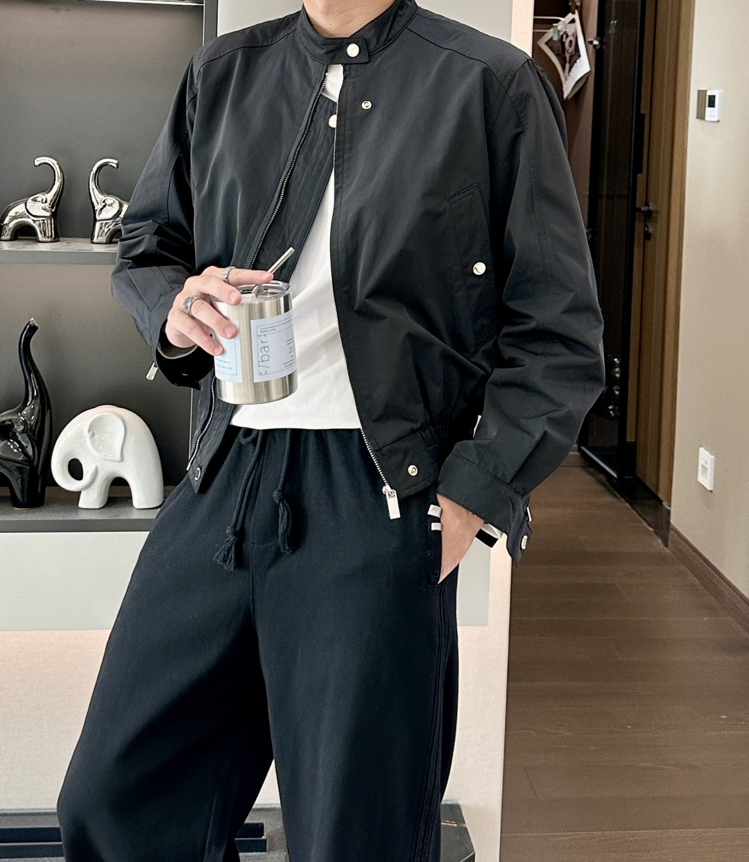 NO:541265,Dior 2025 Early Autumn Series Aviator Jackets Collision Classic and Modern Core Design Highlights This season's Dior pilot jacket is mainly black and uses high-density nylon blend fabric to achieve 360° wind-resistant performance while maintaining a crisp fit. The stand-up collar design combines hidden windproof sheets, and the hem drawstring system can be adjusted freely according to the body shape, taking into account the functionality and styling. The brand's iconic embroidery on the back uses a special color-mixed yarn process, which presents a gradient effect under different lights, breaking the monotony of the traditional logo. Process details Bidirectional metal zippers are paired with hidden snaps to ensure the sealing in extreme weather Laser cutting breathable holes are processed through hot pressing seamless process to maintain the overall waterproofness The lining is made of 80 high-stranded cotton, which is soft and anti-static  This season, the creative director draws inspiration from the pilot uniforms of World War II and reinterprets the classic silhouette through modern technology. The color-mixed yarn process used for back embroidery took three years to develop. Each jacket needs to undergo 12 quality inspection processes to ensure that the embroidery pattern remains in full shape after 50 washes. Size m-xxl,,dior,jackets & coats,alexander wang19860909Dior 2025早秋系列飞行员夹克经典与现代的碰撞 核心设计亮点 本季Dior飞行员夹克以黑色为主调,采用高密度尼龙混纺面料,在保持挺括版型的同时实现360°无死角抗风性能.立领设计融合隐藏式防风片,下摆抽绳系统可根据体型自由调节,兼顾功能性与造型感.背部的品牌标志性刺绣采用特殊混色纱线工艺,在不同光线下呈现渐变效果,打破传统logo的单调性. 工艺细节 双向金属拉链搭配隐藏式按扣,确保极端天气下的密闭性 腋下激光切割透气孔,通过热压无缝工艺处理,保持整体防水性 内衬采用80支高支棉,触感柔软且防静电 本季创意总监从二战飞行员制服中汲取灵感,通过现代技术重新演绎经典廓形.背部刺绣采用的混色纱线工艺耗时三年研发,每件夹克需经过12道质检工序,确保刺绣图案在50次洗涤后仍保持完整形态. 尺码m-xxl,,dior,jackets & coats,alexander wang,Men's clothing