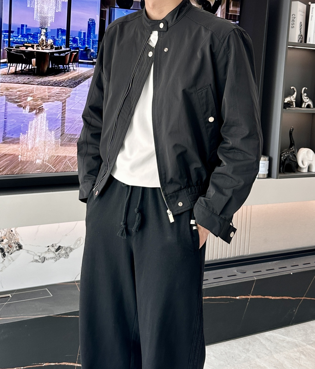 Dior 2025早秋系列飞行员夹克：经典与现代的碰撞核心设计亮点本季Dior飞行员夹克以黑色为主调，采