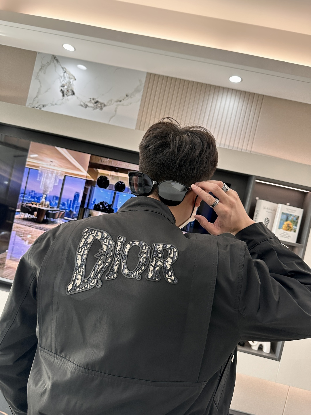 Dior 2025早秋系列飞行员夹克：经典与现代的碰撞核心设计亮点本季Dior飞行员夹克以黑色为主调，采