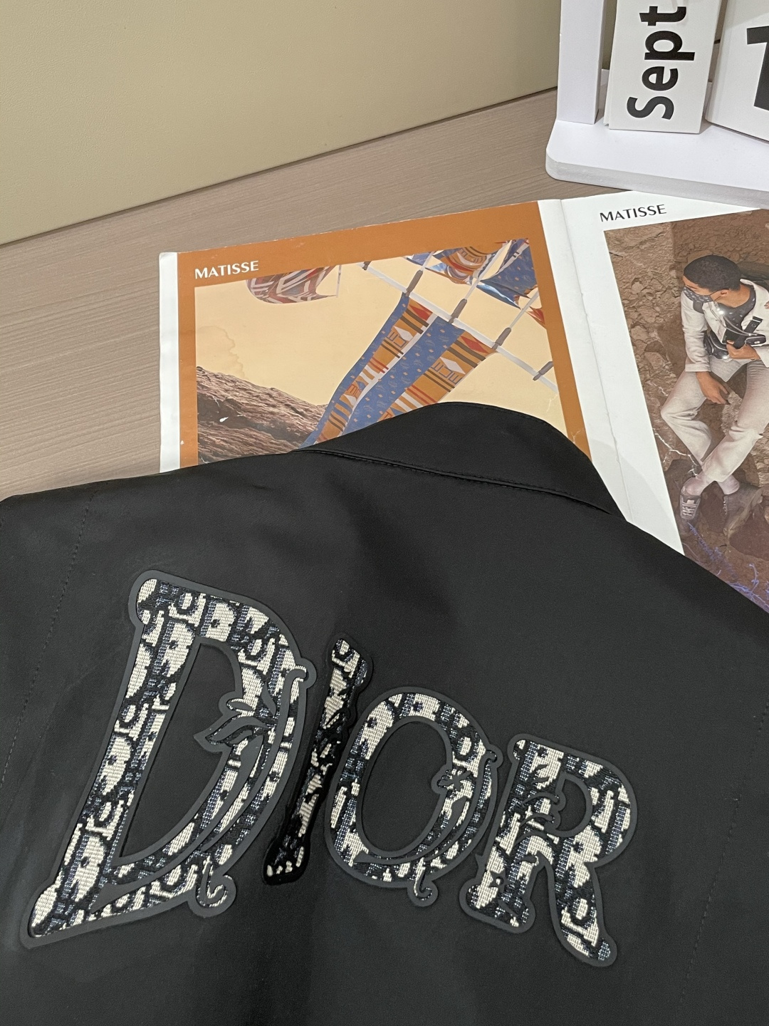 Dior 2025早秋系列飞行员夹克：经典与现代的碰撞核心设计亮点本季Dior飞行员夹克以黑色为主调，采