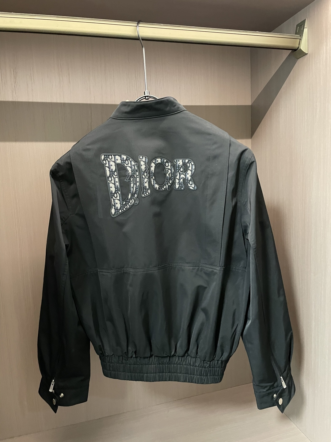 Dior 2025早秋系列飞行员夹克：经典与现代的碰撞核心设计亮点本季Dior飞行员夹克以黑色为主调，采