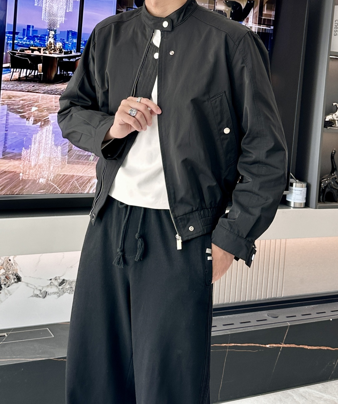 Dior 2025早秋系列飞行员夹克：经典与现代的碰撞核心设计亮点本季Dior飞行员夹克以黑色为主调，采