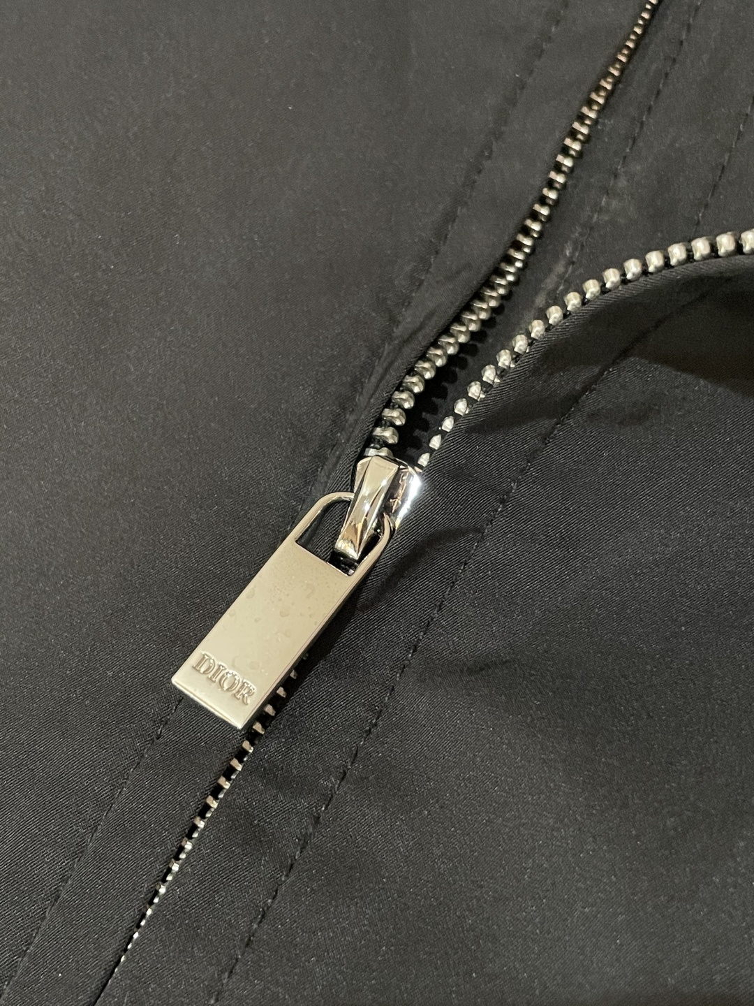 Dior 2025早秋系列飞行员夹克：经典与现代的碰撞核心设计亮点本季Dior飞行员夹克以黑色为主调，采