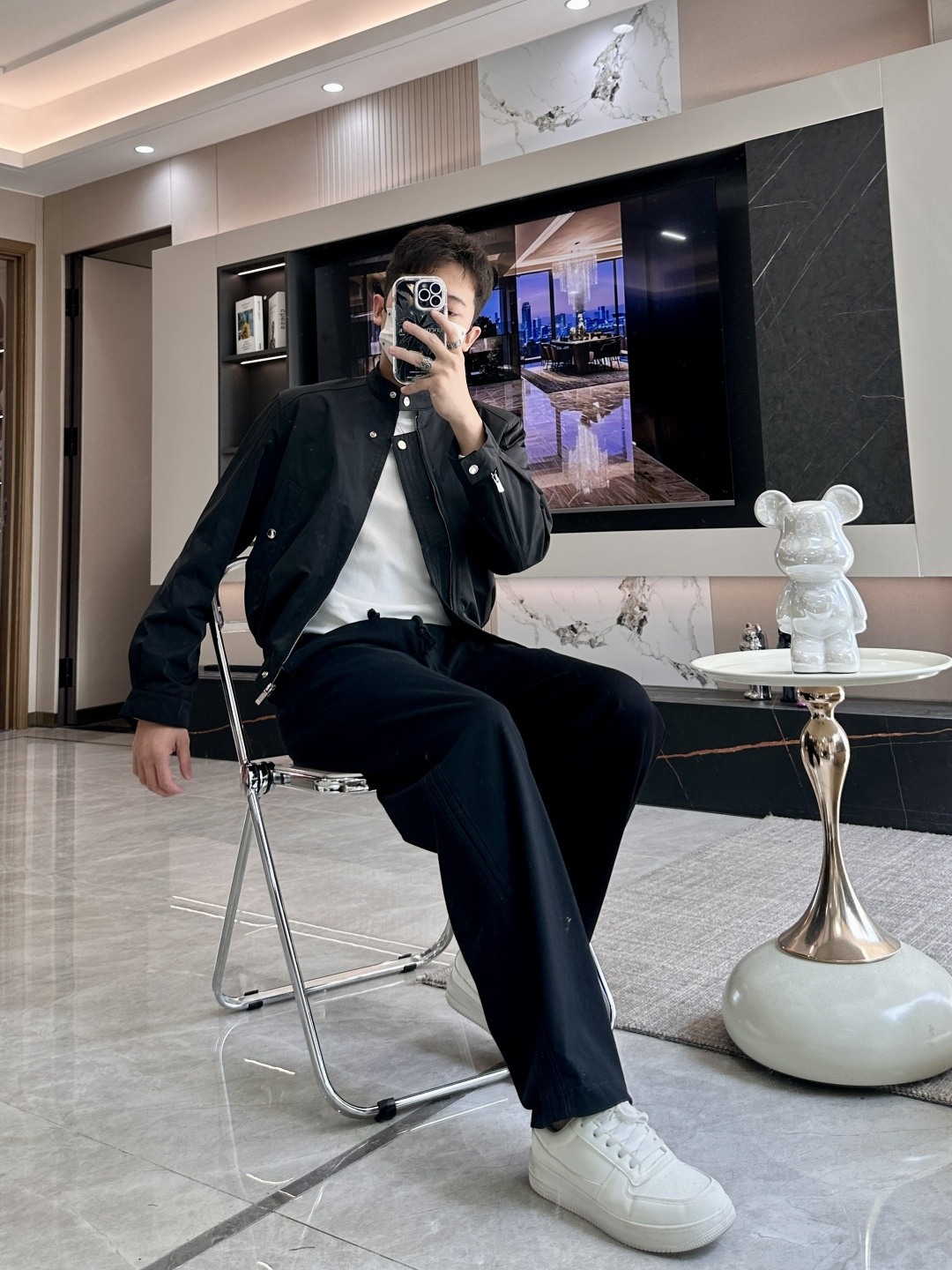 Dior 2025早秋系列飞行员夹克：经典与现代的碰撞核心设计亮点本季Dior飞行员夹克以黑色为主调，采