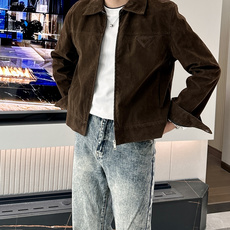 PRADA 2025秋冬麂皮夹克:当复古质感邂逅先锋设计核心设计叙事本季PRADA以 PRADA 2025秋冬麂皮夹克:当复古质感邂逅先锋设计核心设计叙事本季PRADA以