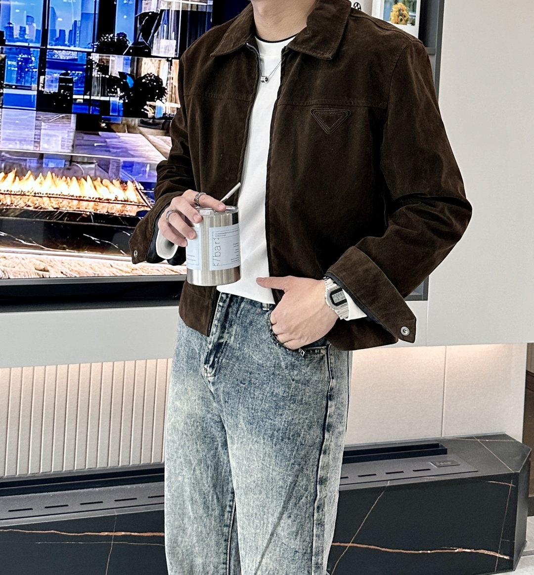 NO:541268,PRADA 2025 Autumn and Winter Suede Jacket When Retro Texture Encountered Pioneer Design Core Design Narrative This season PRADA takes 'instinct and passion' as the origin of creation to build a dialogue field of materials and symbols in this brown suede jacket. It adopts the top suede leather from the Tuscany region of Italy, and through the dual treatment of traditional vegetable tanning technology and modern wax coating technology, it not only retains the original soft touch of suede, but also gives it waterproof and wear-resistant practical performance. The triangular enamel logo on the front of the jacket is presented in three-dimensional relief form, echoing the embossed logo of the same color behind. This 'visible' and 'invisible' brand imprint treatment is exactly PRADA's accurate insight into the contemporary luxury consumption psychology - it requires the social attributes of identity logos and pursues the restrained expression of design language. Craft deconstruction  The three-layer composite structure of the material is innovative, including 90 recycled polyester fiber outer layer (waterproof index 20,000mm), Graphene temperature controlled middle layer (anti-bacterial rate 99.9) and organic cotton lining, achieving an adaptive wear experience in the environment of -15℃ to 15℃. Details philosophy. The hidden windproof sheet is made of memory alloy material that is homologous to NASA space suits. The hem drawstring system is equipped with a micro magnetic buckle adjustment device. The left sleeve hidden bag is compatible with the AirPods Pro charging box size. Sustainable practice of leather tanning using natural tannins extracted from grape slag during leather tanning. Zipper teeth are made of 3D printing and recycled metal powder. Size m-xxl,,prada, jackets & coats,chamois leather,alexander wang19860909PRADA 2025秋冬麂皮夹克当复古质感邂逅先锋设计 核心设计叙事 本季PRADA以'本能与激情'为创作原点,在这款棕色麂皮夹克中构建起材质与符号的对话场域.采用意大利托斯卡纳产区的顶级绒面皮革,通过传统植鞣工艺与现代涂蜡技术的双重处理,既保留了麂皮原始的柔润触感,又赋予其防水耐磨的实用性能.夹克正面的三角形珐琅徽标以立体浮雕形式呈现,与背后的同色系压纹标识形成呼应,这种'看得见'与'看不见'的品牌印记处理,恰是PRADA对当代奢侈品消费心理的精准洞察——既需要身份标识的社交属性,又追求设计语言的克制表达. 工艺解构 材质革新三层复合结构包含90再生聚酯纤维外层（防水指数20,000mm）、Graphene温控中层（抗菌率99.9）及有机棉内衬,实现-15℃至15℃环境下的自适应穿着体验 细节哲学领口隐藏式防风片采用与NASA航天服同源的记忆合金材质,下摆抽绳系统配备微型磁扣调节装置,左袖暗袋兼容AirPods Pro充电盒尺寸  可持续实践皮革鞣制过程中使用从葡萄渣提取的天然单宁酸,拉链齿采用3D打印回收金属粉末成型 尺码m-xxl,,prada,jackets & coats,chamois leather,alexander wang,Men's clothing