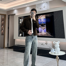 PRADA 2025秋冬麂皮夹克:当复古质感邂逅先锋设计核心设计叙事本季PRADA以 PRADA 2025秋冬麂皮夹克:当复古质感邂逅先锋设计核心设计叙事本季PRADA以