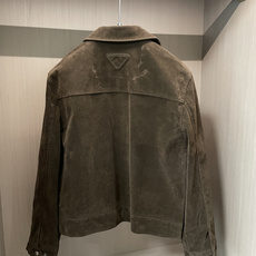 PRADA 2025秋冬麂皮夹克:当复古质感邂逅先锋设计核心设计叙事本季PRADA以 PRADA 2025秋冬麂皮夹克:当复古质感邂逅先锋设计核心设计叙事本季PRADA以