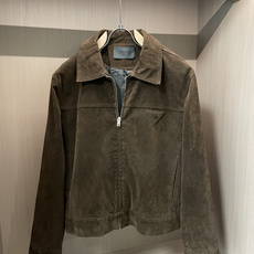 PRADA 2025秋冬麂皮夹克:当复古质感邂逅先锋设计核心设计叙事本季PRADA以 PRADA 2025秋冬麂皮夹克:当复古质感邂逅先锋设计核心设计叙事本季PRADA以