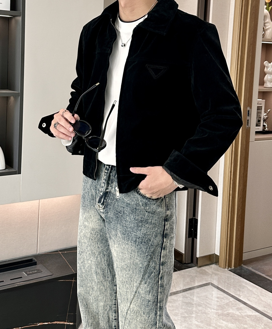 NO:541271,PRADA 2025 Autumn and Winter Suede Jacket When Retro Texture Encountered Pioneer Design Core Design Narrative This season PRADA takes 'instinct and passion' as the origin of creation to build a dialogue field of materials and symbols in this black suede jacket. It adopts the top suede leather from the Tuscany region of Italy, and through the dual treatment of traditional vegetable tanning technology and modern wax coating technology, it not only retains the original soft touch of suede, but also gives it waterproof and wear-resistant practical performance. The triangular enamel logo on the front of the jacket is presented in three-dimensional relief form, echoing the embossed logo of the same color behind. This 'visible' and 'invisible' brand imprint treatment is exactly PRADA's accurate insight into the contemporary luxury consumption psychology - it requires the social attributes of identity logos and pursues the restrained expression of design language. Craft deconstruction  The three-layer composite structure of the material is innovative, including 90 recycled polyester fiber outer layer (waterproof index 20,000mm), Graphene temperature controlled middle layer (anti-bacterial rate 99.9) and organic cotton lining, achieving an adaptive wear experience in the environment of -15℃ to 15℃. Details philosophy. The hidden windproof sheet is made of memory alloy material that is homologous to NASA space suits. The hem drawstring system is equipped with a micro magnetic buckle adjustment device. The left sleeve hidden bag is compatible with the AirPods Pro charging box size. Sustainable practice of leather tanning using natural tannins extracted from grape slag during leather tanning. Zipper teeth are made of 3D printing and recycled metal powder. Size m-xxl,,prada, jackets & coats,chamois leather,alexander wang19860909PRADA 2025秋冬麂皮夹克当复古质感邂逅先锋设计 核心设计叙事 本季PRADA以'本能与激情'为创作原点,在这款黑色麂皮夹克中构建起材质与符号的对话场域.采用意大利托斯卡纳产区的顶级绒面皮革,通过传统植鞣工艺与现代涂蜡技术的双重处理,既保留了麂皮原始的柔润触感,又赋予其防水耐磨的实用性能.夹克正面的三角形珐琅徽标以立体浮雕形式呈现,与背后的同色系压纹标识形成呼应,这种'看得见'与'看不见'的品牌印记处理,恰是PRADA对当代奢侈品消费心理的精准洞察——既需要身份标识的社交属性,又追求设计语言的克制表达. 工艺解构 材质革新三层复合结构包含90再生聚酯纤维外层（防水指数20,000mm）、Graphene温控中层（抗菌率99.9）及有机棉内衬,实现-15℃至15℃环境下的自适应穿着体验 细节哲学领口隐藏式防风片采用与NASA航天服同源的记忆合金材质,下摆抽绳系统配备微型磁扣调节装置,左袖暗袋兼容AirPods Pro充电盒尺寸  可持续实践皮革鞣制过程中使用从葡萄渣提取的天然单宁酸,拉链齿采用3D打印回收金属粉末成型 尺码m-xxl,,prada,jackets & coats,chamois leather,alexander wang,Men's clothing