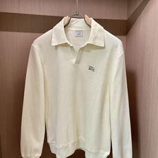 Burberry 2025秋冬华夫格纹骑士Polo衫:当庄园美学邂逅现代衣橱核心设计叙事本季Burber Burberry 2025秋冬华夫格纹骑士Polo衫:当庄园美学邂逅现代衣橱核心设计叙事本季Burber