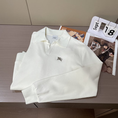 Burberry 2025秋冬华夫格纹骑士Polo衫:当庄园美学邂逅现代衣橱核心设计叙事本季Burber Burberry 2025秋冬华夫格纹骑士Polo衫:当庄园美学邂逅现代衣橱核心设计叙事本季Burber