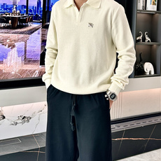 Burberry 2025秋冬华夫格纹骑士Polo衫:当庄园美学邂逅现代衣橱核心设计叙事本季Burber Burberry 2025秋冬华夫格纹骑士Polo衫:当庄园美学邂逅现代衣橱核心设计叙事本季Burber