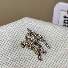 Burberry 2025秋冬华夫格纹骑士Polo衫:当庄园美学邂逅现代衣橱核心设计叙事本季Burber Burberry 2025秋冬华夫格纹骑士Polo衫:当庄园美学邂逅现代衣橱核心设计叙事本季Burber