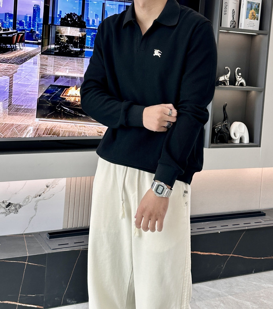 NO:541274,Burberry 2025 Autumn and Winter Waff Plaid Knight Polo Shirt When the Manor Aesthetic Encountered with Modern Wardrobe Core Design Narrative This season, Burberry takes 'Escape on the Weekend' as the inspiration point to build a traditional and modern dialogue scene in this waffle plaid Polo Shirt. Using customized waffle plaid fabric originated from the century-old manor in the UK, it is processed through 12 special washing processes, which not only retains the original warm touch of the wool, but also gives it the wrinkle resistance required by modern cities. The miniature Knight badge on the chest shows a gradient luster under different lights, just like the metal reflection of the manor dome in the twilight. This 'visible' and 'invisible' brand imprinting treatment not only continues the brand's 169-year equestrian tradition, but also realizes functional innovation through modern processes such as nano-level magnetic buckles. Craft deconstruction  Material innovative 52 combed cotton and 48 recycled polyester fiber blended fabric, processed by Brewed Protein biofermentation technology to achieve 3A-level antibacterial and adaptive temperature control functions Size m-xxl, burberry, alexander wang19860909Burberry 2025秋冬华夫格纹骑士Polo衫当庄园美学邂逅现代衣橱 核心设计叙事 本季Burberry以'周末出逃'为灵感原点,在这款华夫格纹Polo衫中构建起传统与现代的对话场域.采用源自英国百年庄园的定制华夫格纹面料,通过12道特殊洗水工艺处理,既保留了羊毛原始的温暖触感,又赋予其现代都市所需的抗皱性能.胸前的微型骑士徽章在不同光线下呈现渐变光泽,恰如庄园穹顶在暮色中的金属反光.这种'看得见'与'看不见'的品牌印记处理,既延续了品牌169年的马术传统,又通过纳米级磁吸扣等现代工艺实现功能革新. 工艺解构 材质革新52精梳棉与48再生聚酯纤维混纺面料,经Brewed Protein生物发酵技术处理,实现3A级抗菌与自适应温控功能  尺码m-xxl,,burberry,alexander wang,Men's clothing