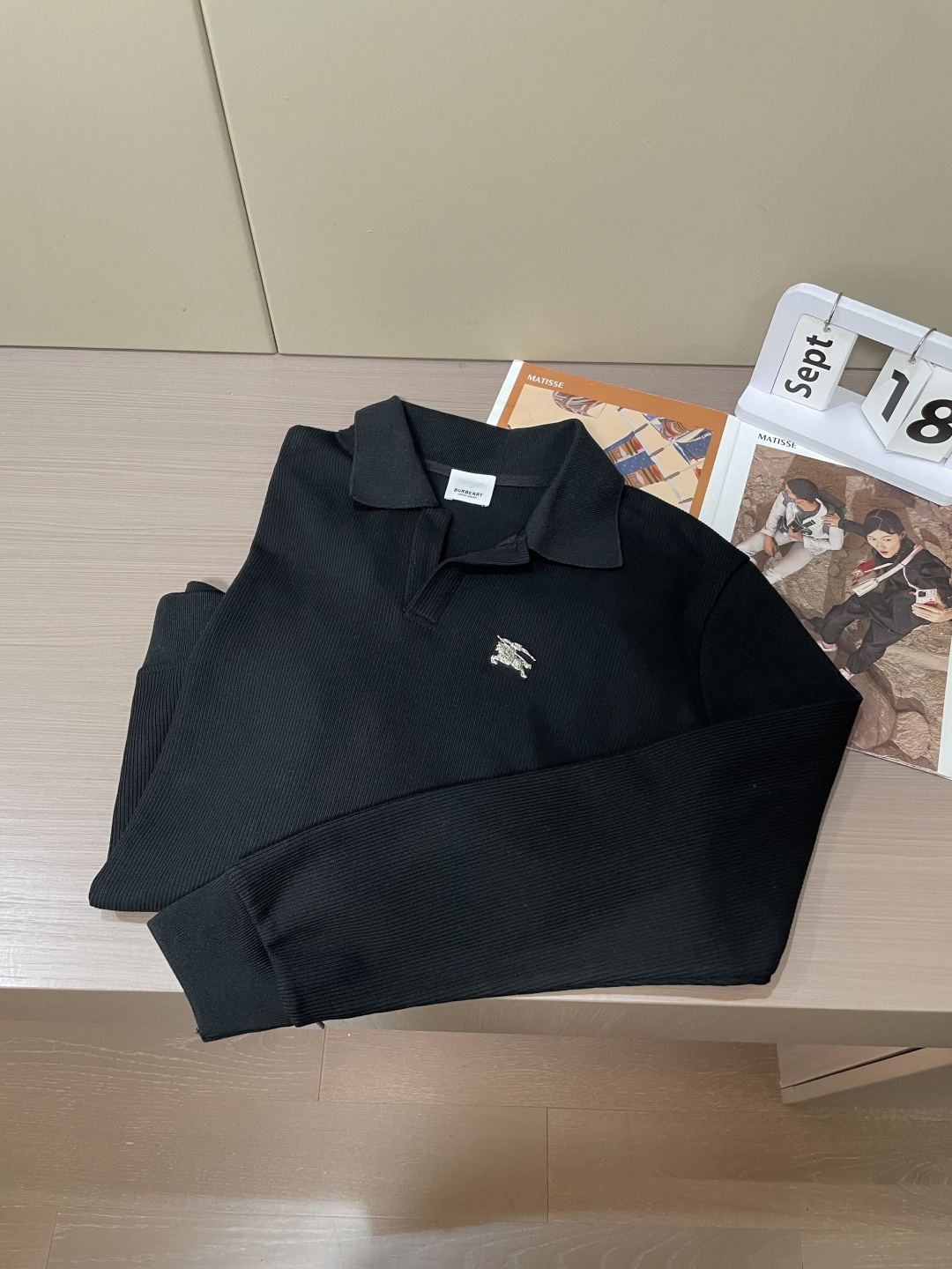 Burberry 2025秋冬华夫格纹骑士Polo衫：当庄园美学邂逅现代衣橱核心设计叙事本季Burber