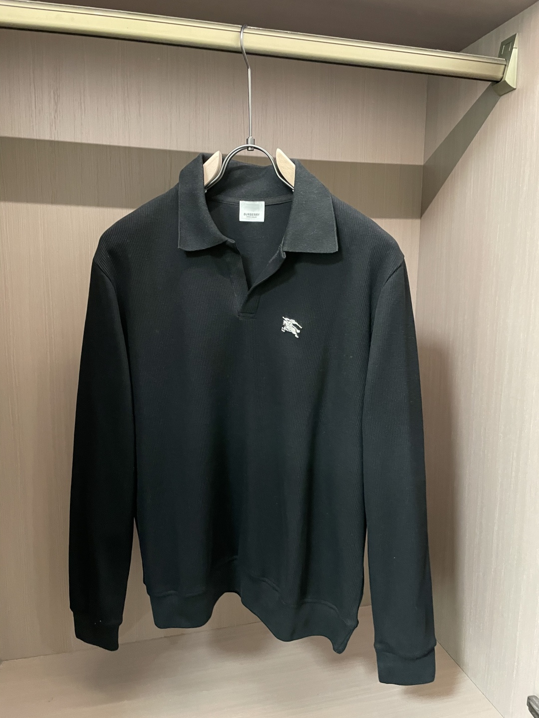 Burberry 2025秋冬华夫格纹骑士Polo衫：当庄园美学邂逅现代衣橱核心设计叙事本季Burber