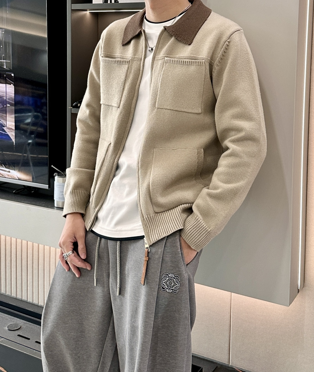 LOEWE 2025秋冬系列解构主义针织夹克：当建筑美学邂逅羊毛肌理核心设计叙事本季LOEWE以