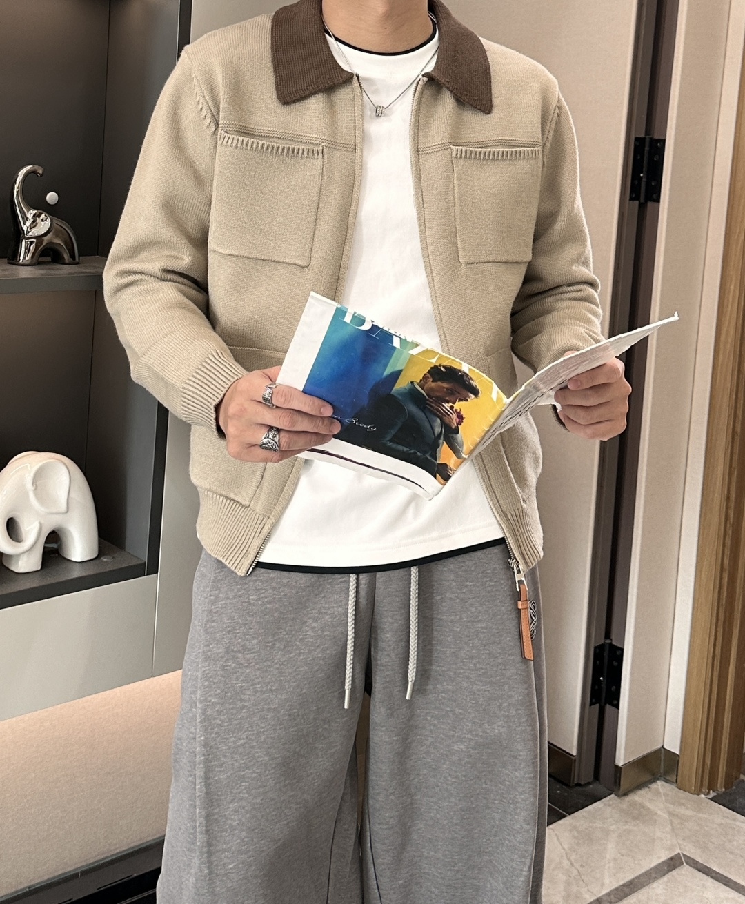 LOEWE 2025秋冬系列解构主义针织夹克：当建筑美学邂逅羊毛肌理核心设计叙事本季LOEWE以