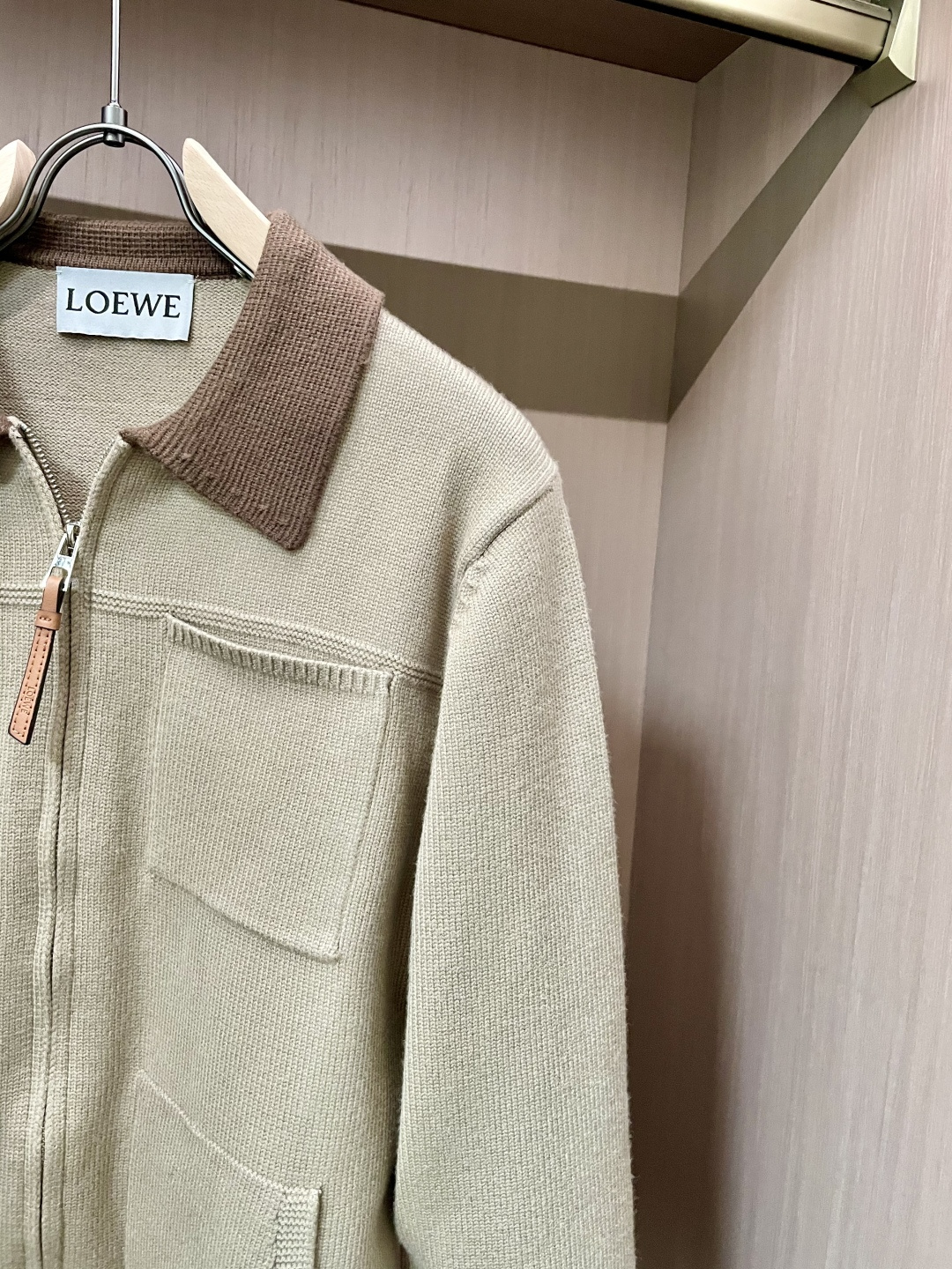 LOEWE 2025秋冬系列解构主义针织夹克：当建筑美学邂逅羊毛肌理核心设计叙事本季LOEWE以