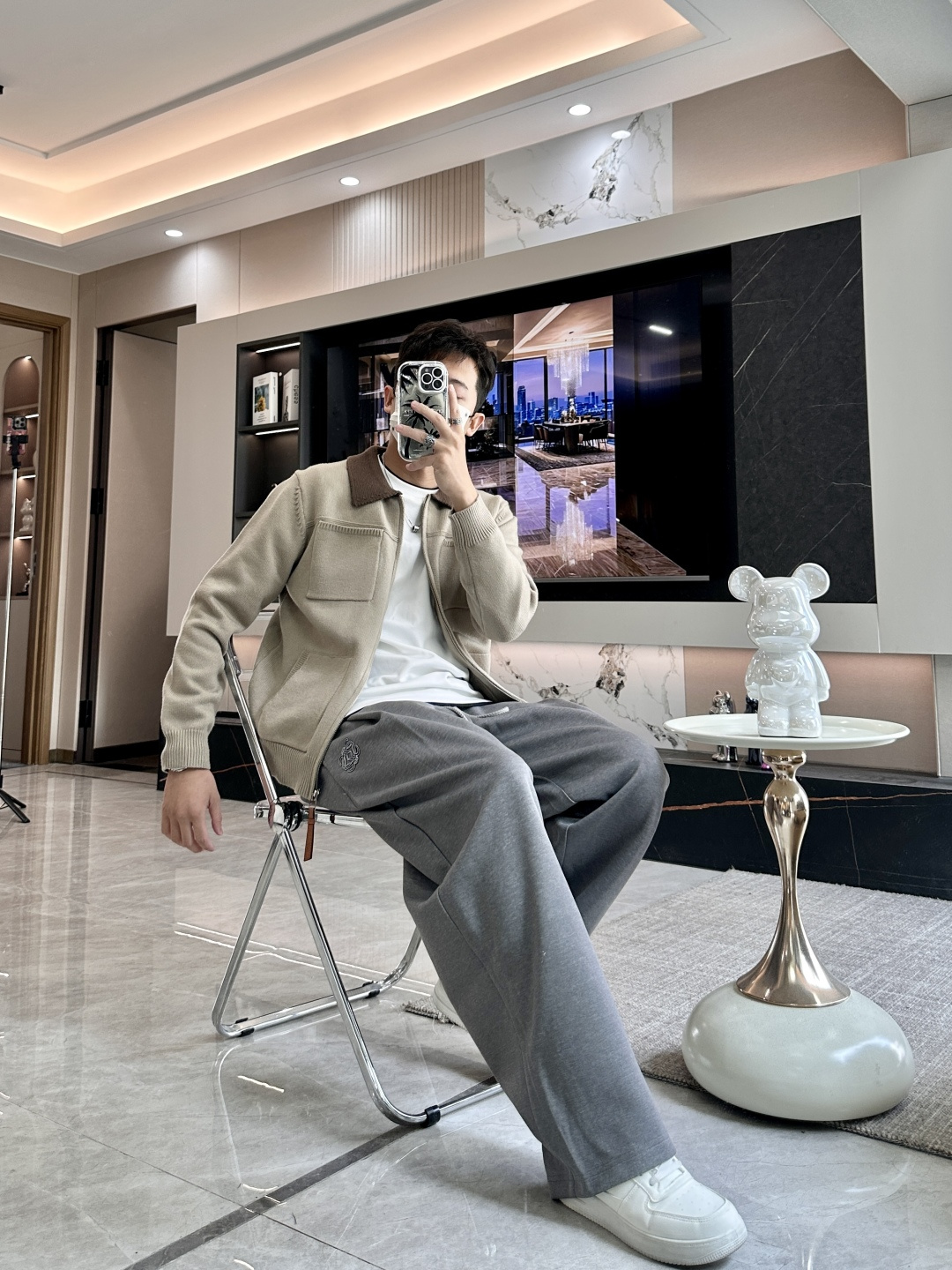 LOEWE 2025秋冬系列解构主义针织夹克：当建筑美学邂逅羊毛肌理核心设计叙事本季LOEWE以