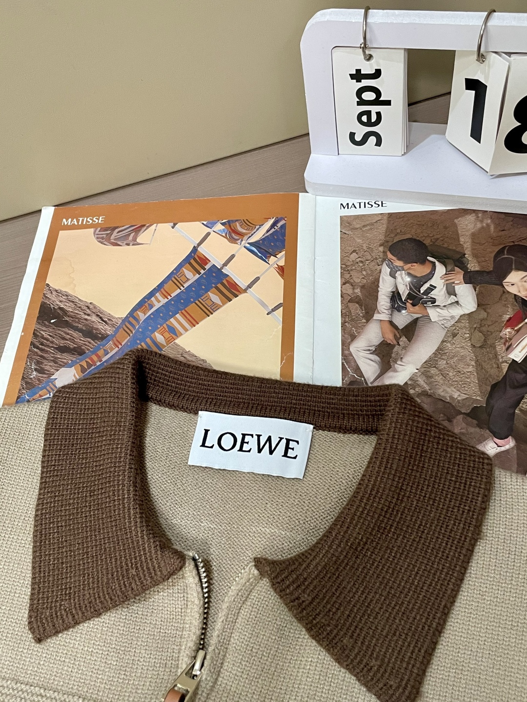 LOEWE 2025秋冬系列解构主义针织夹克：当建筑美学邂逅羊毛肌理核心设计叙事本季LOEWE以
