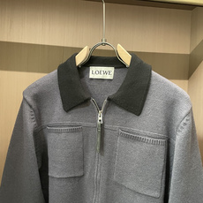 LOEWE 2025秋冬系列解构主义针织夹克:当建筑美学邂逅羊毛肌理核心设计叙事本季LOEWE以 LOEWE 2025秋冬系列解构主义针织夹克:当建筑美学邂逅羊毛肌理核心设计叙事本季LOEWE以