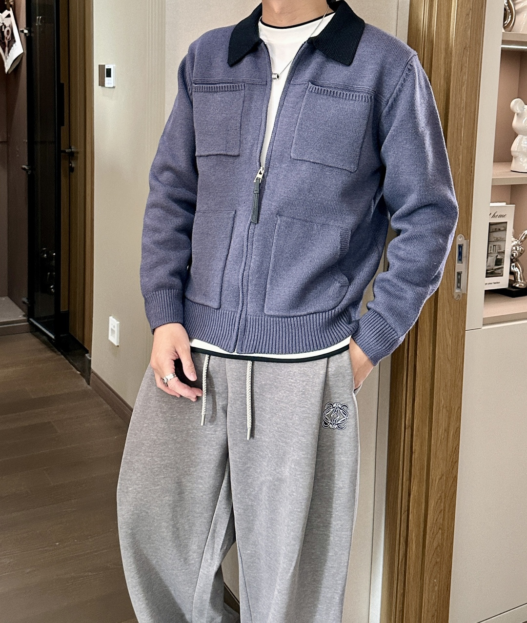 NO:541277,LOEWE 2025 Autumn and Winter Series Deconstructionist Knitted Jacket When architectural aesthetics meet wool texture Core design narrative This season LOEWE takes 'space reconstruction' as the creative origin and builds a dialogue between materials and architecture in this knitted jacket. It uses 120 merino wool originated from northern Spain and is processed through the 'future twilight' washing and nostalgic process, which not only retains the original warm touch of the wool, but also gives it the wrinkle resistance required by modern cities. The contrasting color design of the neckline is derived from Josef Albers' 'Homage to the  Square' series, divided in an exact 3:5 ratio, presents a gradient visual effect under different lights, just like the changes in light and shadow of the building dome in the twilight. This 'visible' and 'invisible' design language not only continues the brand's 170-year leather craft tradition, but also realizes functional innovation through modern crafts such as micro magnetic buckles. The philosophical neckline hidden windproof sheet uses embossed leather that is the same as the brand's iconic Puzzle handbag. The left chest dark bag is compatible with the AirPods Pro charging box size, and the asymmetric drawstring hidden miniature magnetic buckle adjustment device on the hem. Size m-xxl,,loewe, jackets & coats,alexander wang19860909LOEWE 2025秋冬系列解构主义针织夹克当建筑美学邂逅羊毛肌理 核心设计叙事 本季LOEWE以'空间重构'为创作原点,在这款针织夹克中构建起材质与建筑的对话场域.采用源自西班牙北部的120支美利奴羊毛,通过'未来暮色'水洗怀旧工艺处理,既保留了羊毛原始的温暖触感,又赋予其现代都市所需的抗皱性能.领口的撞色设计源自Josef Albers的《Homage to the Square》系列,以精确的3:5比例分割,在不同光线下呈现渐变视觉效果,恰如建筑穹顶在暮色中的光影变化.这种'看得见'与'看不见'的设计语言,既延续了品牌170年的皮革工艺传统,又通过微型磁吸扣等现代工艺实现功能革新. 细节哲学领口隐藏式防风片采用与品牌标志性Puzzle手袋同源的压纹皮革,左胸暗袋兼容AirPods Pro充电盒尺寸,下摆非对称抽绳暗藏微型磁扣调节装置 尺码m-xxl,,loewe,jackets & coats,alexander wang,Men's clothing