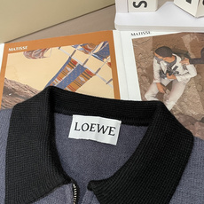 LOEWE 2025秋冬系列解构主义针织夹克:当建筑美学邂逅羊毛肌理核心设计叙事本季LOEWE以 LOEWE 2025秋冬系列解构主义针织夹克:当建筑美学邂逅羊毛肌理核心设计叙事本季LOEWE以