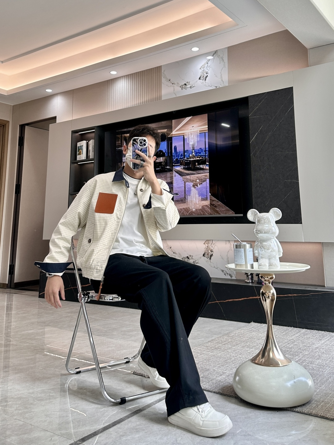 LOEWE格纹夹克：复古与现代的碰撞在时尚的轮回中，格纹元素从未缺席，而LOEWE这款格纹夹克，更是将经