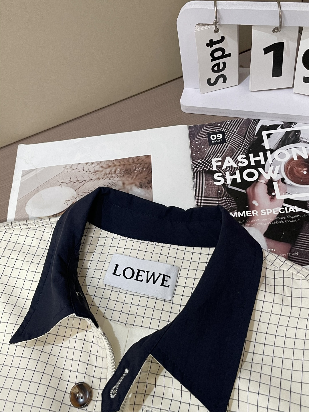 LOEWE格纹夹克：复古与现代的碰撞在时尚的轮回中，格纹元素从未缺席，而LOEWE这款格纹夹克，更是将经