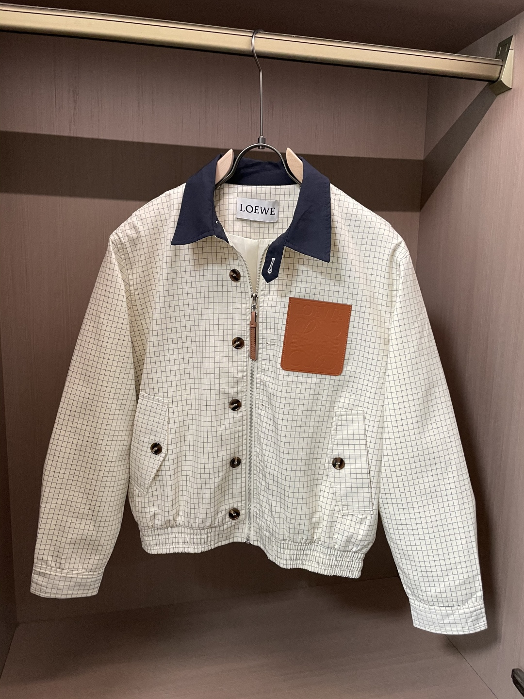 LOEWE格纹夹克：复古与现代的碰撞在时尚的轮回中，格纹元素从未缺席，而LOEWE这款格纹夹克，更是将经