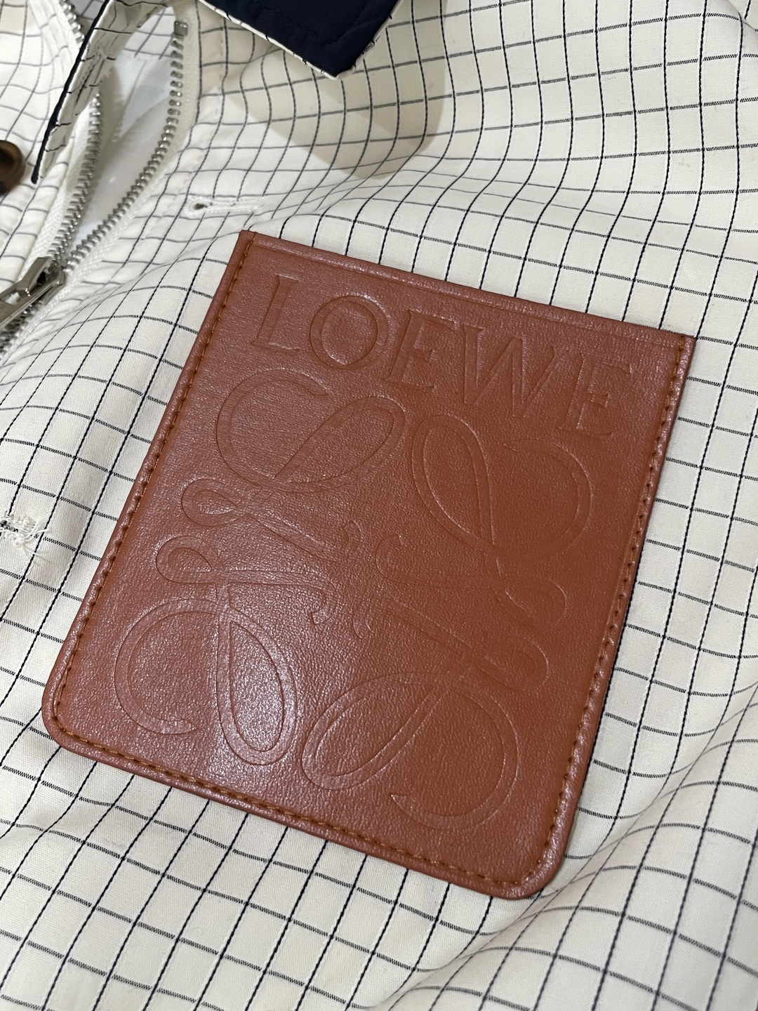 LOEWE格纹夹克：复古与现代的碰撞在时尚的轮回中，格纹元素从未缺席，而LOEWE这款格纹夹克，更是将经
