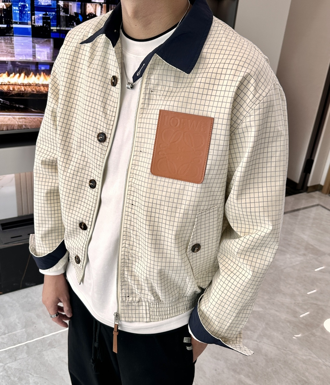 LOEWE格纹夹克：复古与现代的碰撞在时尚的轮回中，格纹元素从未缺席，而LOEWE这款格纹夹克，更是将经